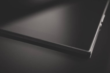 Yansıtılmış yüzeyinde siyah tablet pc. Senin metin için yer.