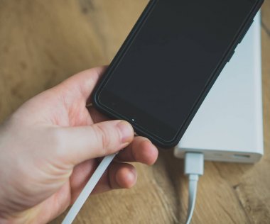 Adam akıllı telefon güç banka ile şarj.