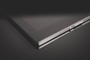 Yansıtılmış yüzeyinde siyah tablet pc. Senin metin için yer.