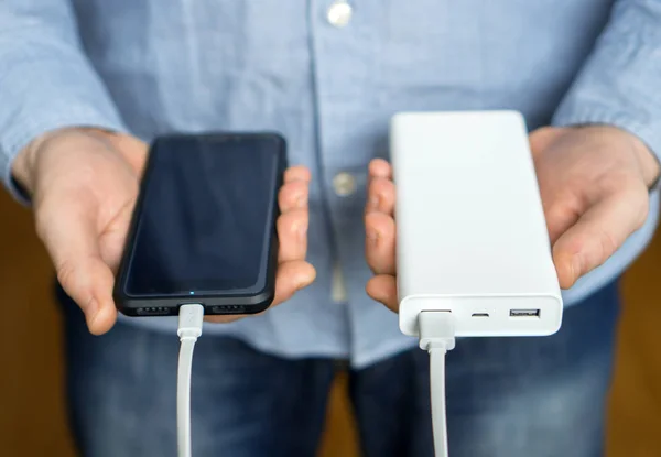 Man charging smartphone with power bank. — Stock Photo, Image