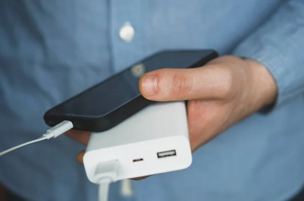 Man charging smartphone with power bank. — Stock Photo, Image