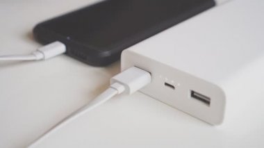 Akıllı telefonu güç bankasıyla şarj et.