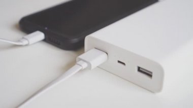 Akıllı telefonu güç bankasıyla şarj et.