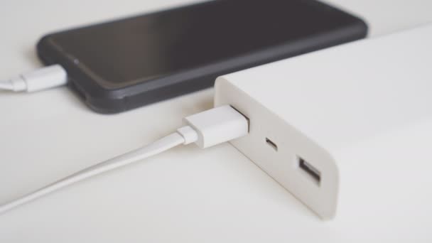 Opladen Smartphone Met Powerbank — Stockvideo