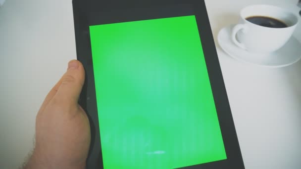 Mano Que Sostiene Tableta Con Pantalla Verde Clave Croma — Vídeos de Stock