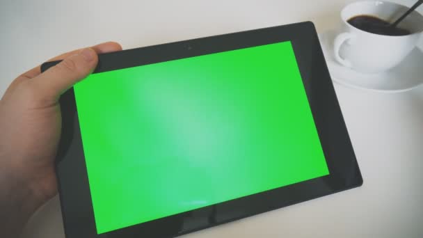 Handhaltender Tablet Mit Grünem Bildschirm Chroma Schlüssel — Stockvideo