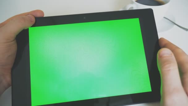 Kezében Tabletta Val Zöld Képernyő Chroma Kulcs — Stock videók