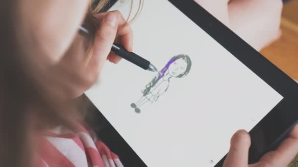 Petite Fille Dessin Avec Stylo Sur Tablette — Video