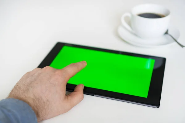 Hand touching tablet pc with green screen. Chroma key. — Stock Photo, Image