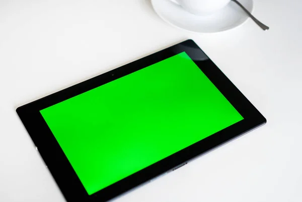 Black tablet pc with green screen. Chroma key. — Stock Photo, Image