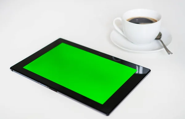 Black tablet pc with green screen. Chroma key. — Stock Photo, Image