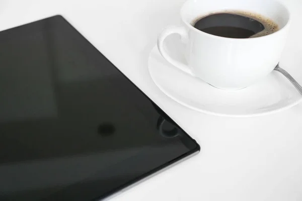 Black tablet pc with cup of coffee on the table. — Stock Photo, Image