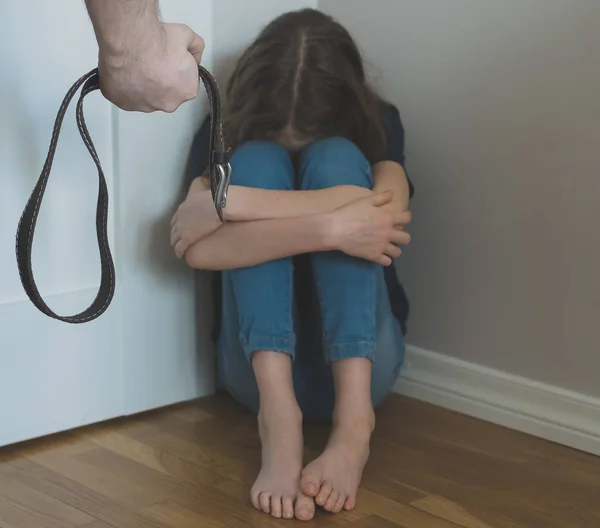 Menina chorando no canto. Conceito de violência doméstica . — Fotografia de Stock