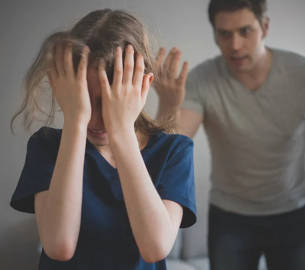 Irritado pai gritando com sua filha em casa . — Fotografia de Stock
