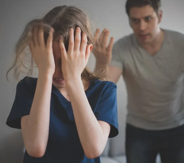 Wütender Vater brüllt seine Tochter zu Hause an. — Stockfoto