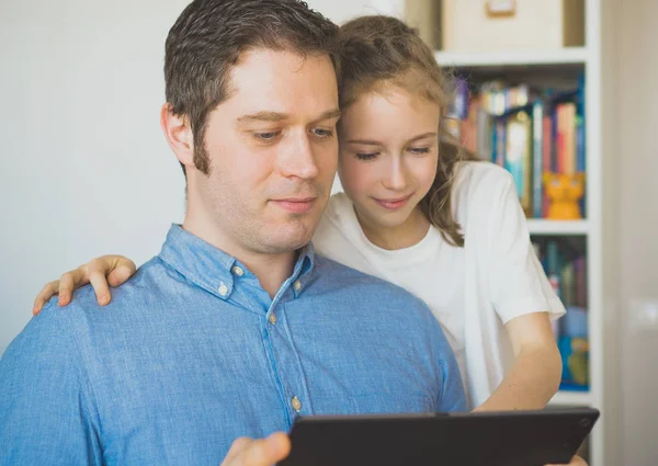 Far och hans dotter som använder TabletPC. — Stockfoto