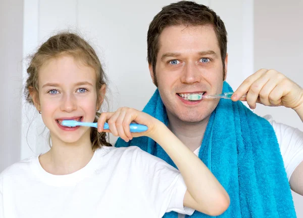 Pai e sua filha escovando os dentes no banheiro . — Fotografia de Stock