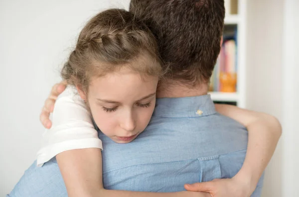 Verdrietig meisje, haar vader knuffelen. — Stockfoto