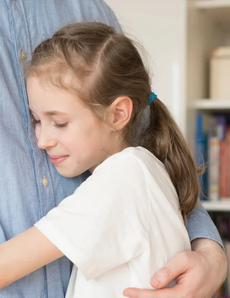 Gelukkig klein meisje haar vader knuffelen. — Stockfoto