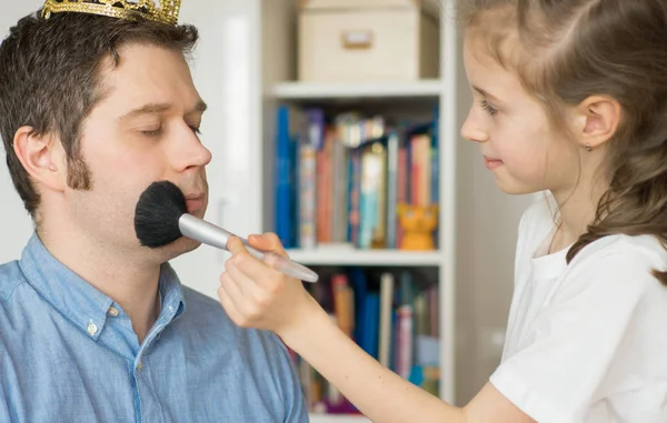 Söt liten flicka gör smink till sin pappa. — Stockfoto