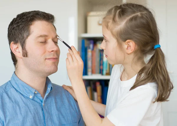 Nettes kleines Mädchen macht Make-up für ihren Vater. — Stockfoto