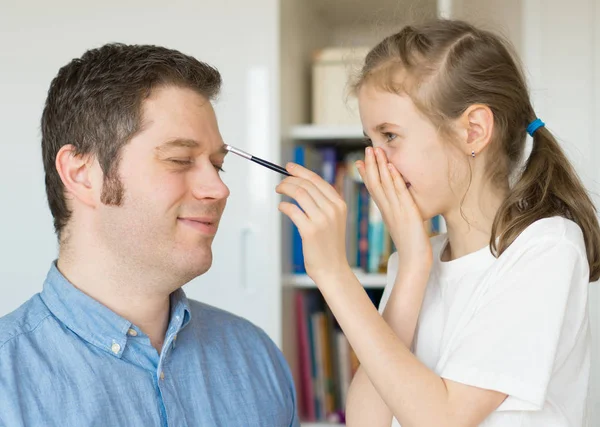 Sevimli küçük kız babasına makyaj yapıyor.. — Stok fotoğraf