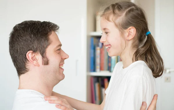 Gelukkig vader en dochter tegenover elkaar. — Stockfoto