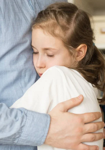 Verdrietig meisje, haar vader knuffelen. — Stockfoto