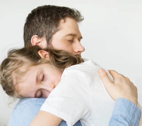 Verdrietig meisje, haar vader knuffelen. — Stockfoto