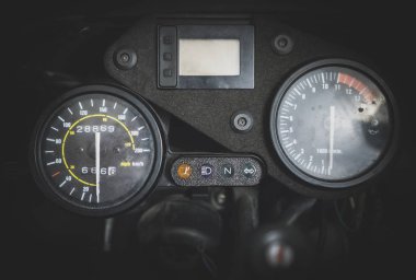 Modern motosiklet gösterge tablosu görünümünü yakın çekim.
