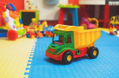 Yumuşak oyuncaklar ile çocuk oyun odası boş.