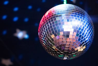 Parlak disko topu. Gece partisi kavramı.