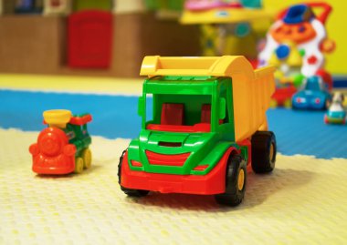 Yumuşak oyuncaklar ile çocuk oyun odası boş.