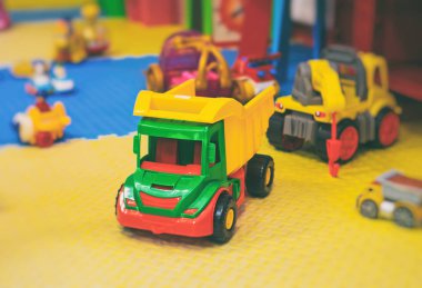 Yumuşak oyuncaklar ile çocuk oyun odası boş.