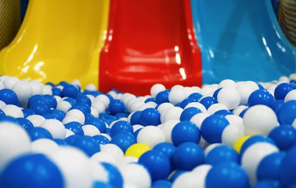 Boules en plastique et toboggans colorés dans la salle de jeux . — Photo