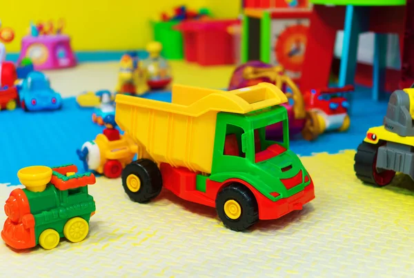 Sala de jogos infantil vazia com brinquedos diferentes . — Fotografia de Stock