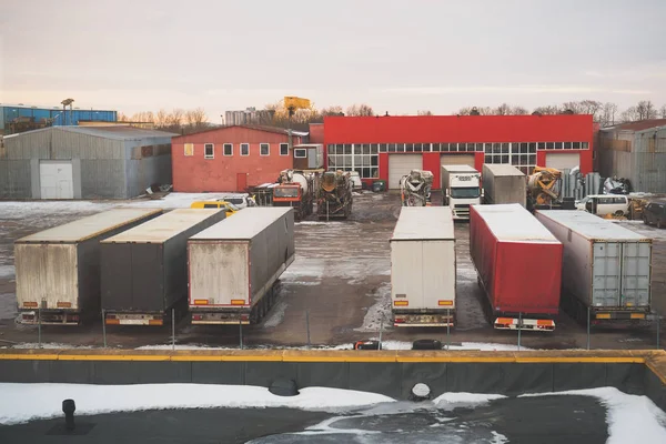 Cour arrière industrielle avec entrepôt, remorques et camions . — Photo