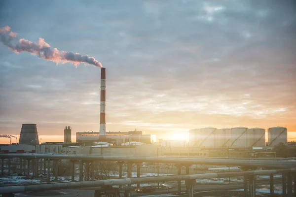 Tepelné elektrárny v Tallinnu na západ slunce. — Stock fotografie
