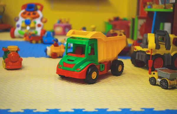 Sala de jogos infantil vazia com brinquedos diferentes . — Fotografia de Stock