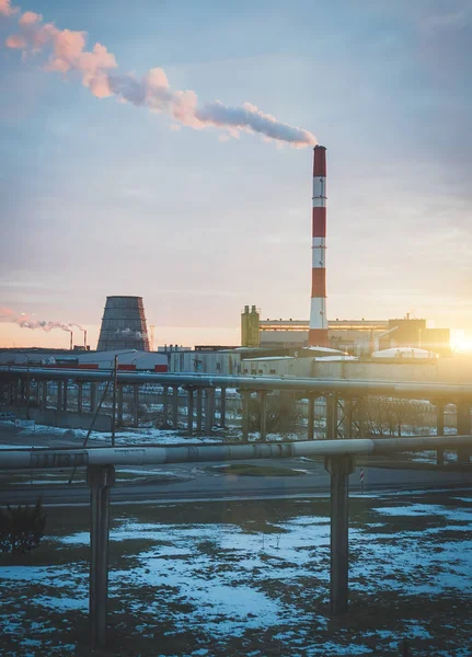 Centrale termica a Tallinn, Estonia al tramonto . — Foto Stock