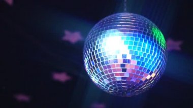 Köpüklü disko topu döner. Gece parti kavramı.