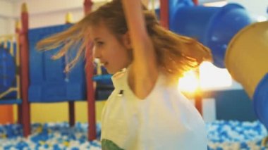 Sevimli küçük kız odasında eğleniyor.