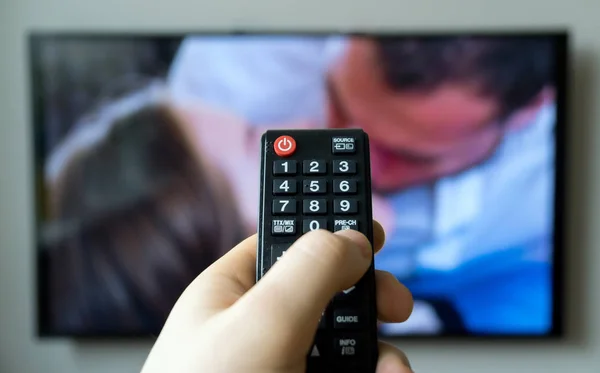 Homem assistindo filme erótico adulto na TV . — Fotografia de Stock