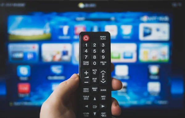 Telecomando TV a mano maschile. Smart TV . — Foto Stock