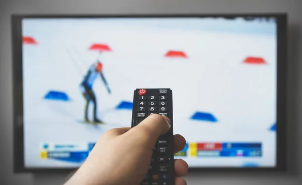 Telecomando TV a mano maschile. Biathlon . — Foto Stock