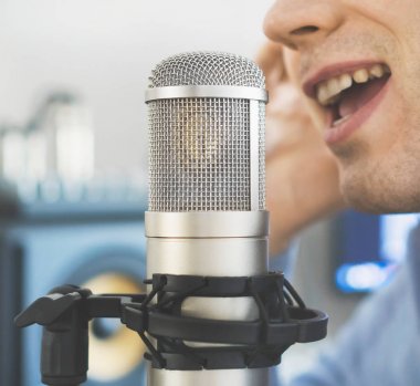 Adam bir şarkı kayıt stüdyosunda kayıt.