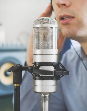 Adamın yanında mikrofon kayıt Studio.