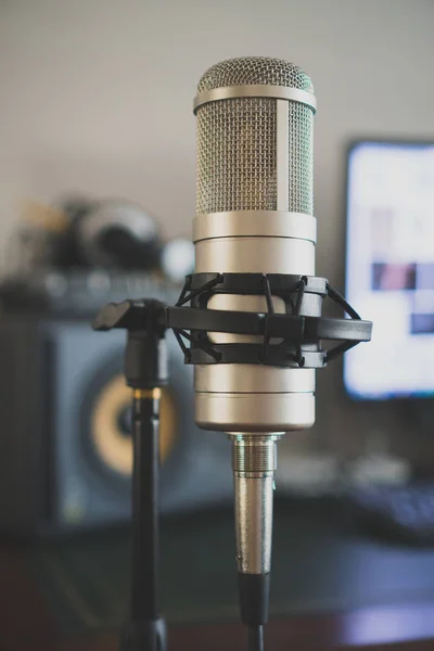 Microphone à condensateur professionnel dans le studio de disques . — Photo