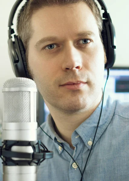 Bonito homem perto do microfone na estação de rádio . — Fotografia de Stock