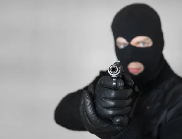 Porträtt av beväpnad man i balaclava inomhus. Utrymme för text. — Stockfoto